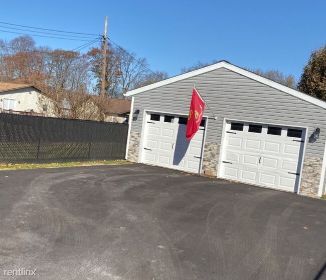Building Photo - 3 br, 1 bath House - 300 Cinema Dr