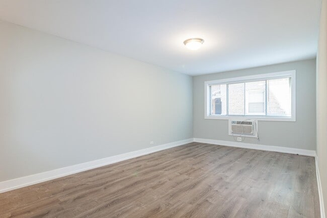 Building Photo - 530 W Surf St