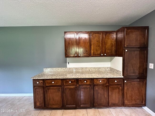 Building Photo - 4810 Kings Dr