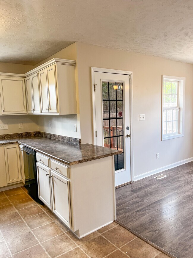 Building Photo - 736 Colonial Hills Dr