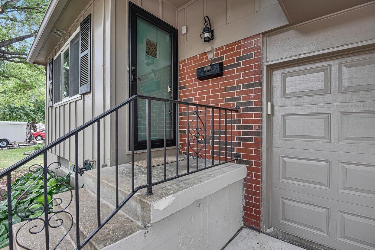 5421 W 104th St, Overland Park, KS 66207 Townhome Rentals in Overland