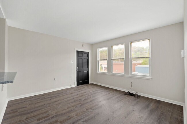 Foto del edificio - 644-650-650 Center Ave