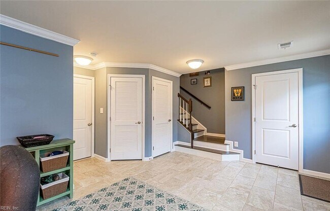 Foto del edificio - Gorgeous Tri-Level Condo