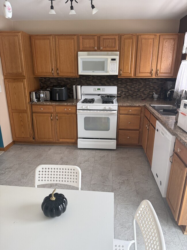 Building Photo - 42520 Bishop Rd