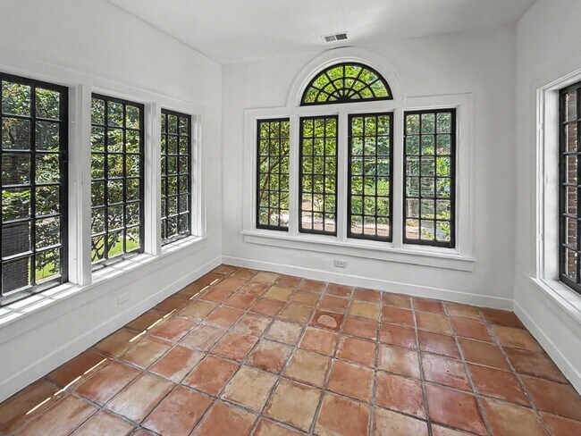 Foto del edificio - 340 N McLean Blvd