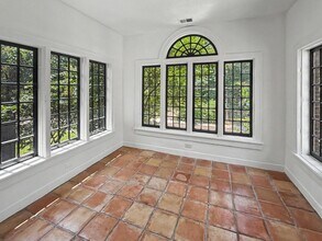 Building Photo - 340 N McLean Blvd