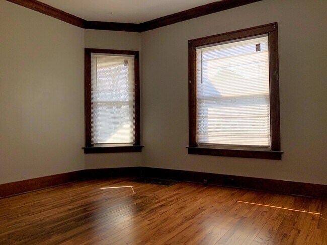 Building Photo - 612-614 Pettibone NW