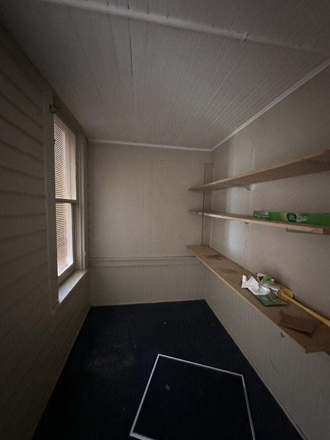 Building Photo - Great 3 bed 1 bath close to campus! Availa...