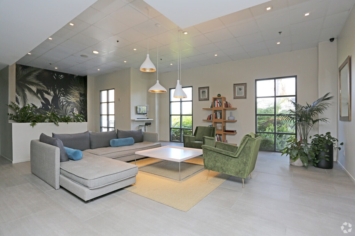 Vantaggio Suites Hillcrest Apartments in San Diego, CA Westside Rentals