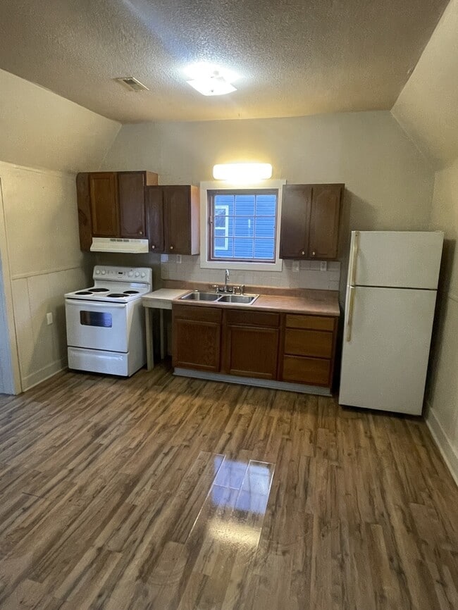 Building Photo - 1612 8th Ave