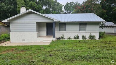 Building Photo - 1108 Cuerno St
