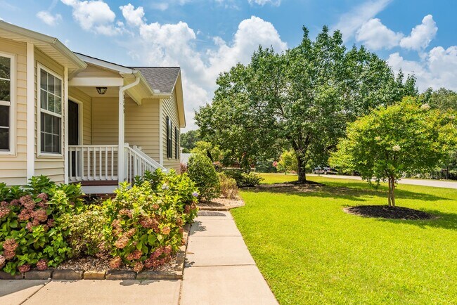 Foto del edificio - Beautiful Ranch Home with Large Fenced in Yard - Willow Spring - Available July 1st!