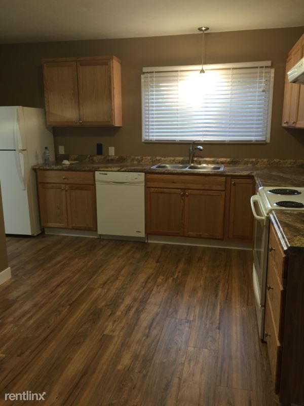 Building Photo - 3 br, 1 bath Apartment - 109 B Street
