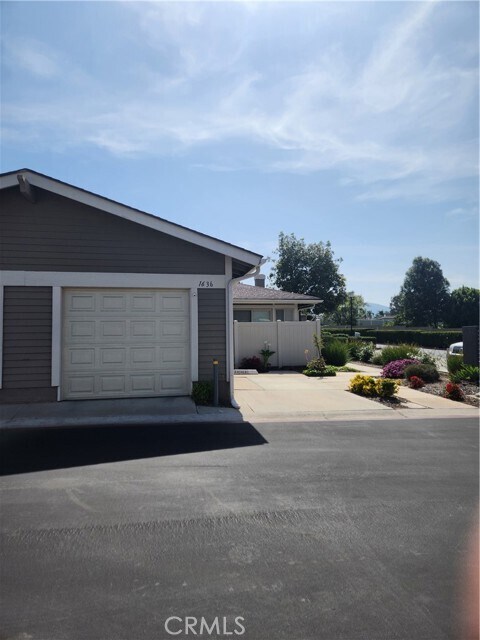 Building Photo - 1636 Persimmon St