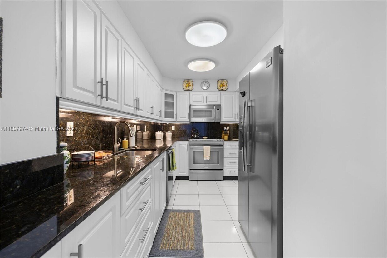 Primary Photo - 9511 Collins Ave