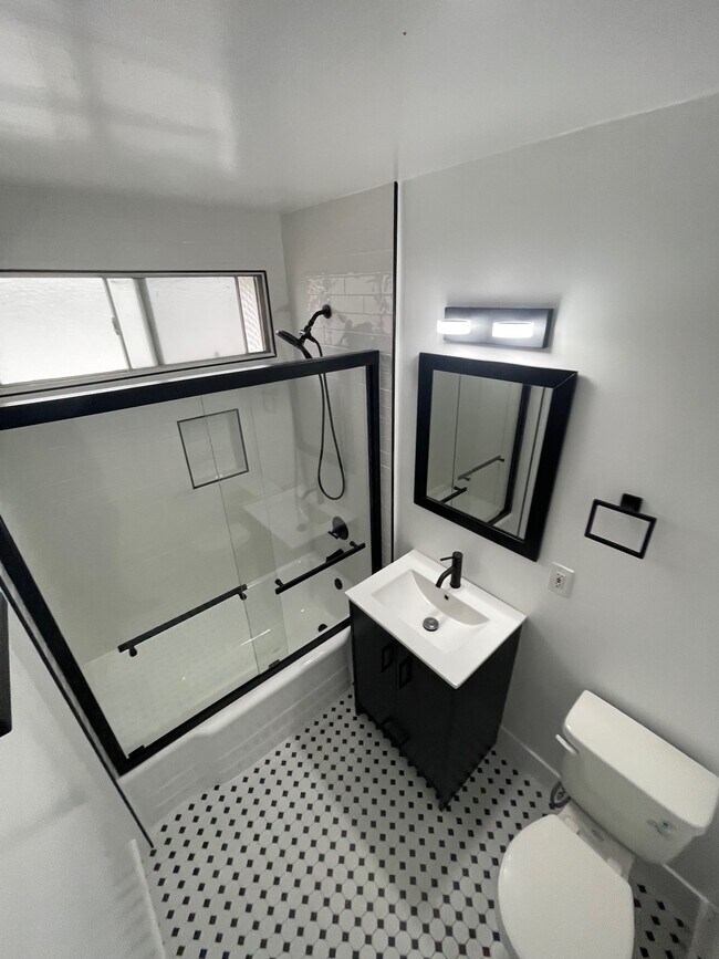Baño - 5325 Whitsett Ave