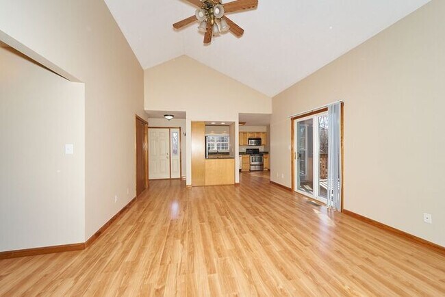 Foto del edificio - 3 Bedroom 2 Full Bath in a Lovely Setting ...