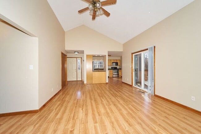 Building Photo - 3 Bedroom 2 Full Bath in a Lovely Setting ...