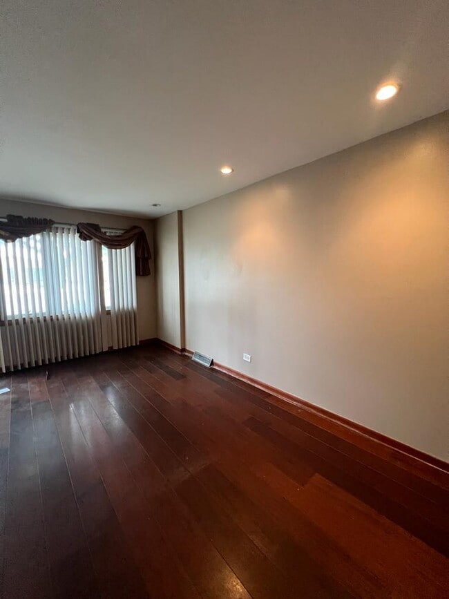 Building Photo - 1104 W 87th St