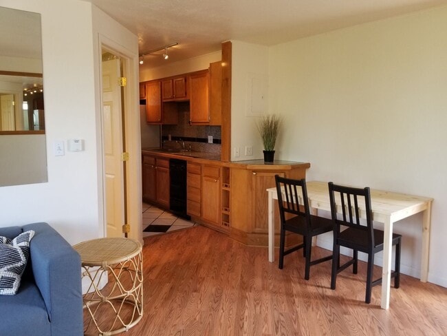 Photo - REDUCED! TOP FLOOR 2 BD/1 BA w/ washer/dry... Apartment