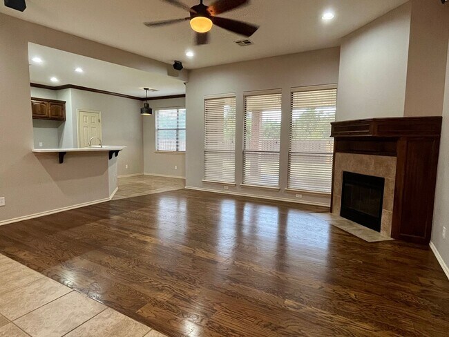 Foto del edificio - Gorgeous 4 Bed 2 Bath In Edmond