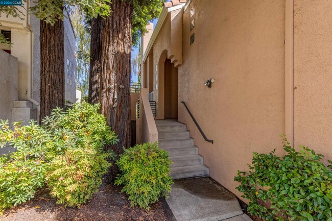 Building Photo - 3105 Lakemont Dr