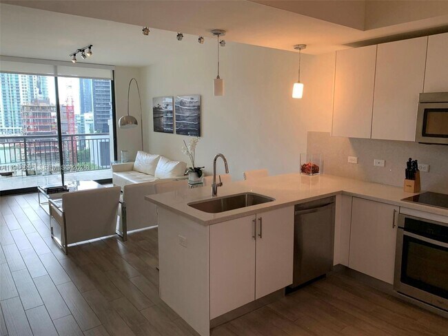 Building Photo - 999 SW 1st Ave