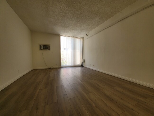 Living Room - 515 S Kingsley Dr