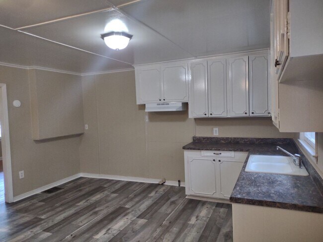 Building Photo - ****MOVE IN SPECIAL***1st MONTHS RENT IS F...