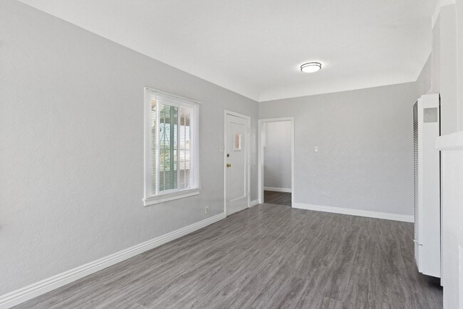 Building Photo - Spacious 2-Bedroom Apartment in Prime Los ...