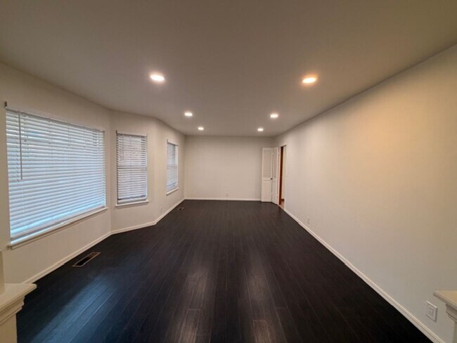 Foto del edificio - Rollingwood Neighborhood