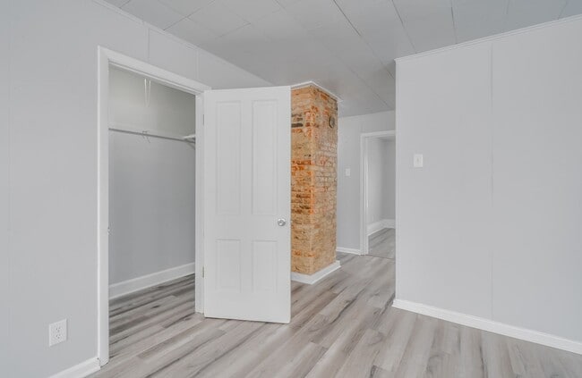 Building Photo - 396 S Hickory St