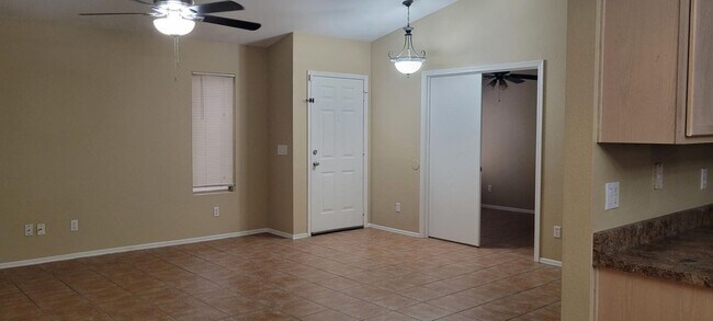 Foto del edificio - All tile in this 4 bedroom home!
