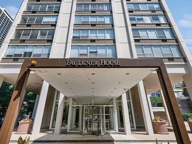 Foto del edificio - 70 W Burton Pl