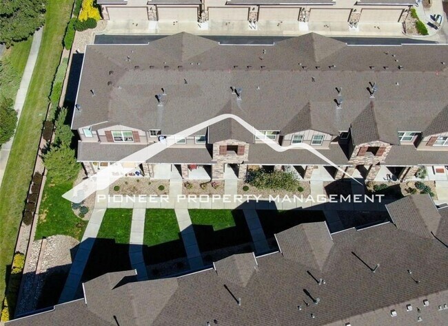 Foto del edificio - Low-Maintenance Living with Mountain Views! 3BR Townhome, 2-Car Garage & A/C