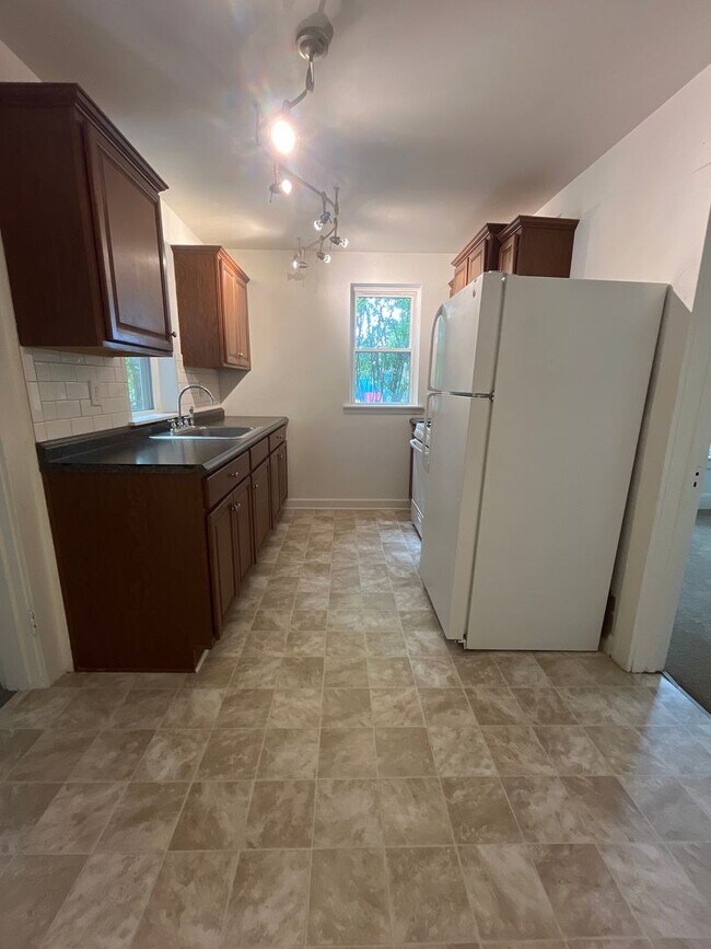 Foto del edificio - 3 Br 1 Bath Twin Home available in Bethlehem