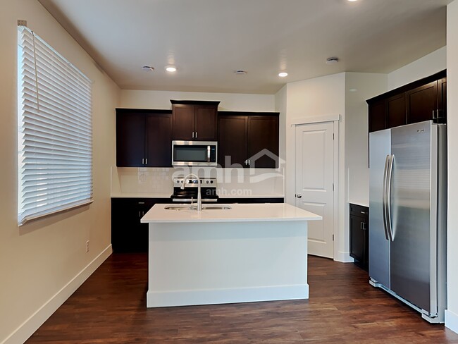 Building Photo - 936 Moorside Ave