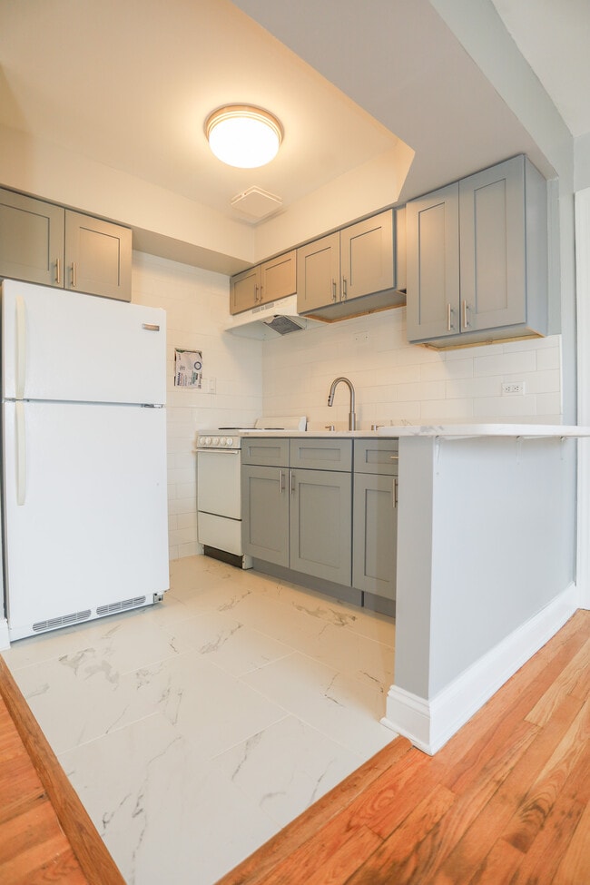 Building Photo - 6106 N Kenmore Ave