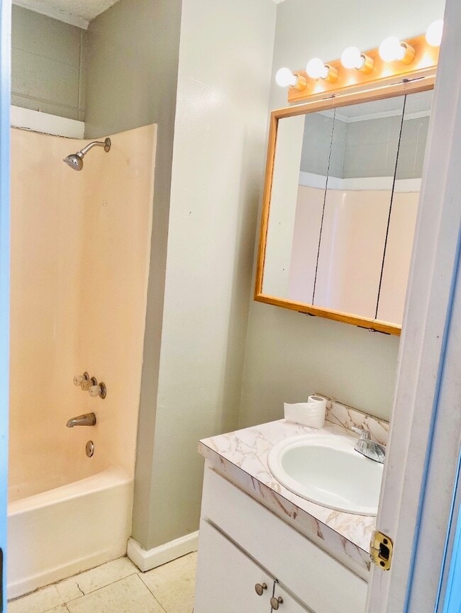 Building Photo - 3322 S Westwood Blvd