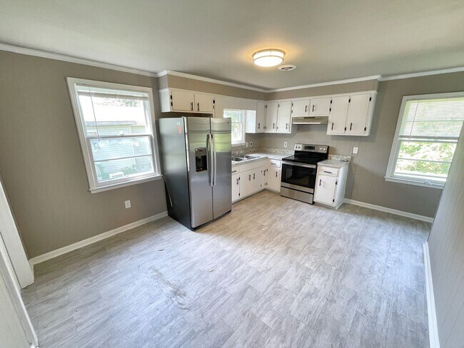 Building Photo - Newly Renovated Home!