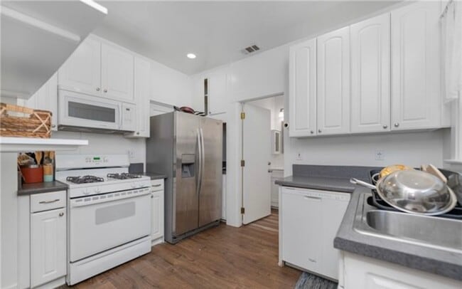 Building Photo - 2324 S Grand Ave