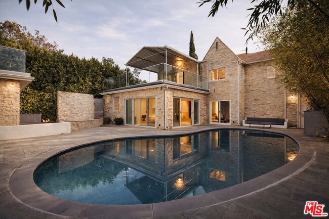 Building Photo - 2633 N Commonwealth Ave