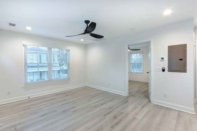 Building Photo - Downtown Carriage Home!