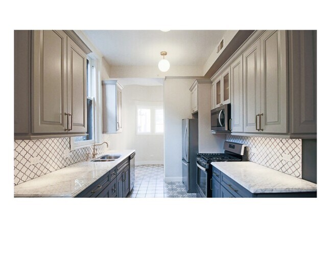 Building Photo - 2466 N Lakeview Ave