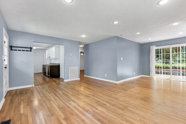 Building Photo - 1355 N Rdg St