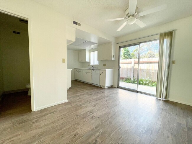 Foto del edificio - Fire Mountain Townhome with Garage!