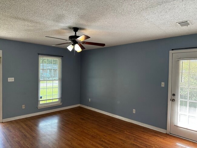 Building Photo - Great home close to Whiting Field