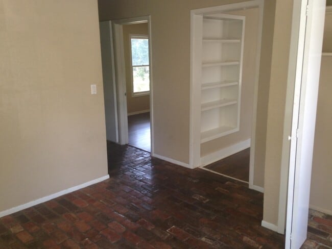 Foto del edificio - 1104 N LBJ Dr