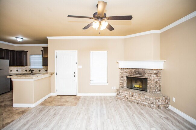 Foto del edificio - Luxurious 4 Bed 2.5 Bath Two-Story Duplex