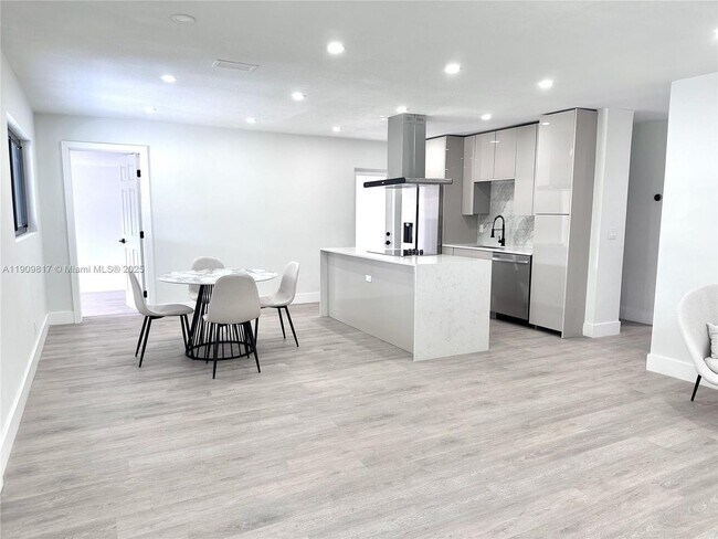 Foto del edificio - 2421 N 56th Terrace